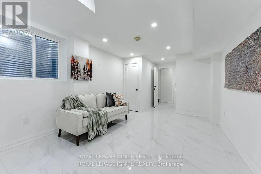 4 DRAYTON CRESCENT
