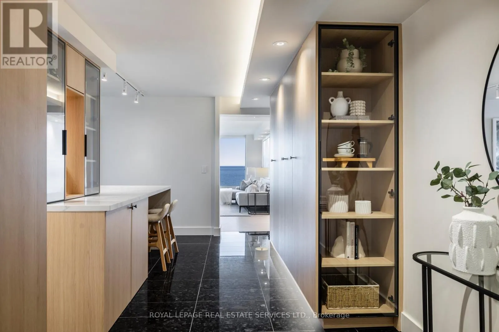 1203 - 1 PALACE PIER COURT