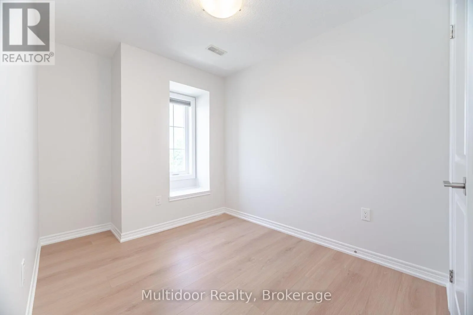 52 - 445 ONTARIO STREET S