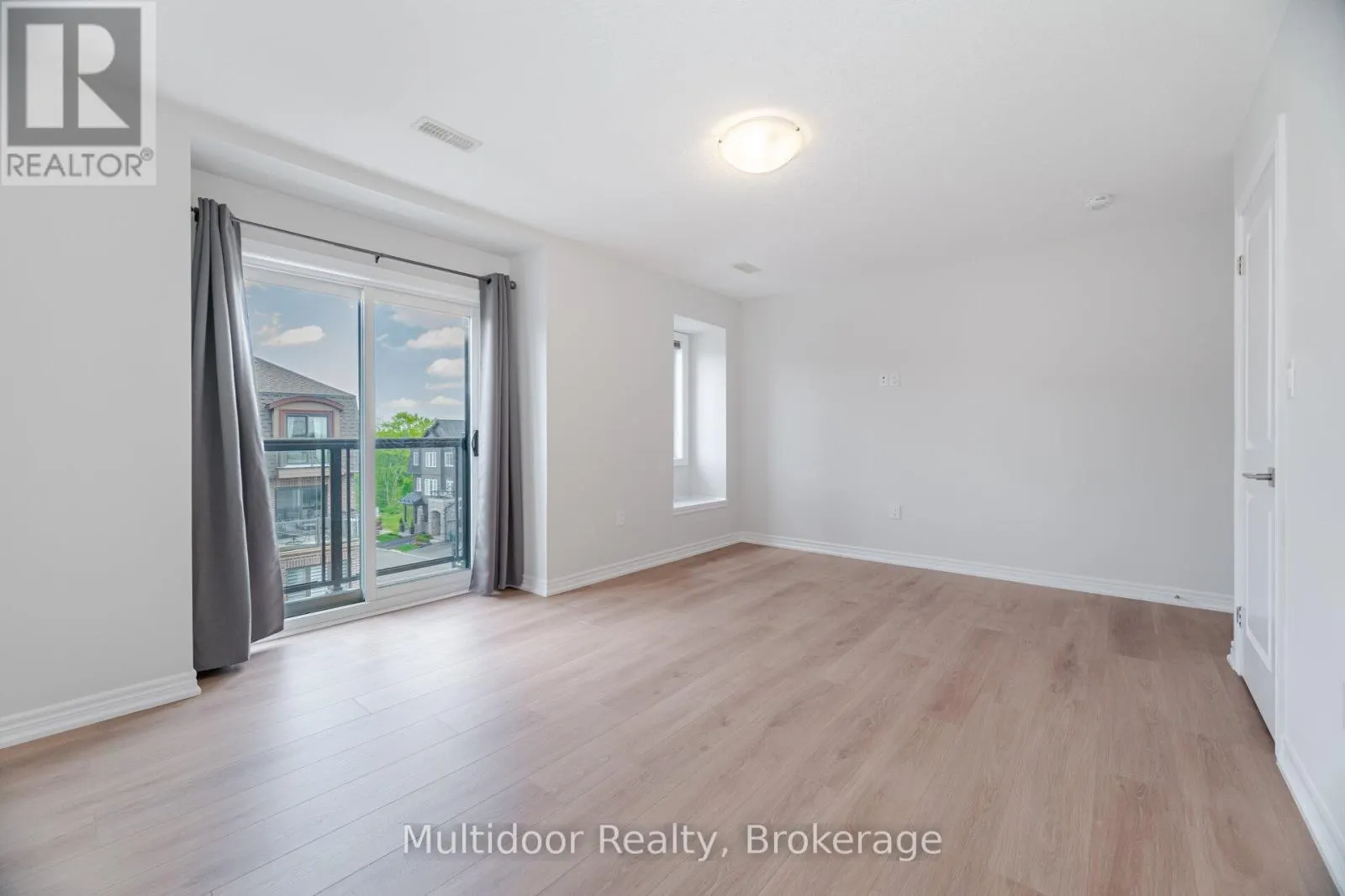 52 - 445 ONTARIO STREET S