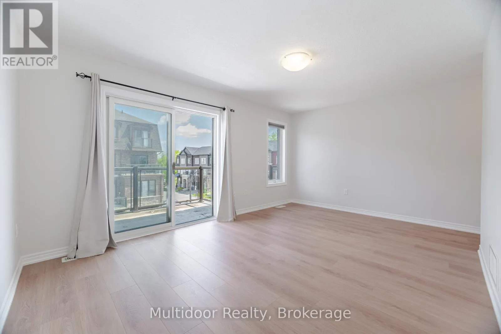 52 - 445 ONTARIO STREET S