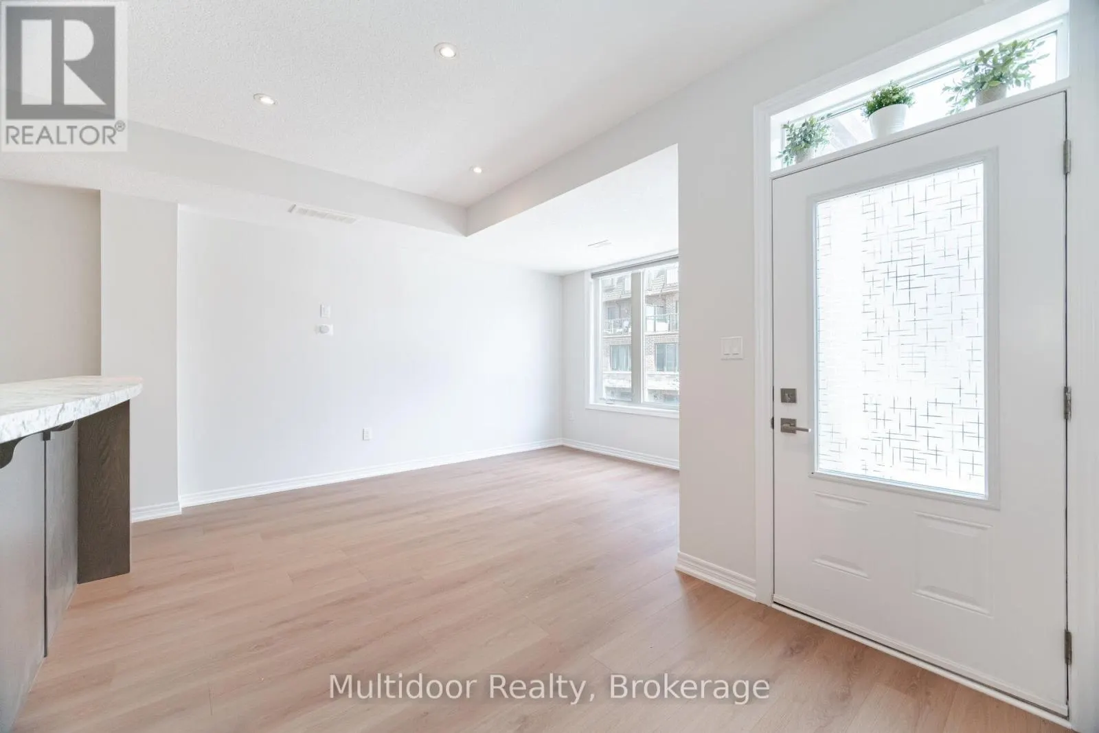 52 - 445 ONTARIO STREET S