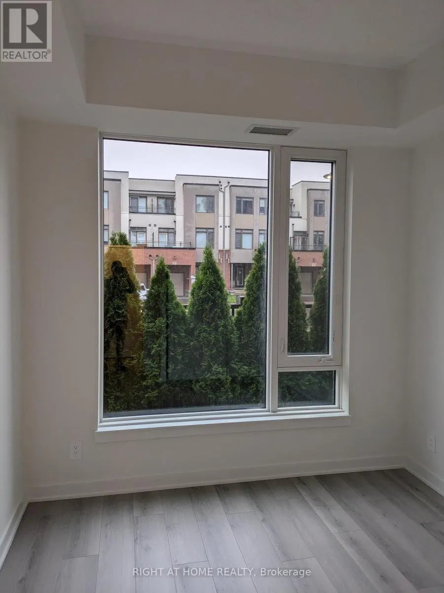 102 - 1440 CLARRIAGE COURT