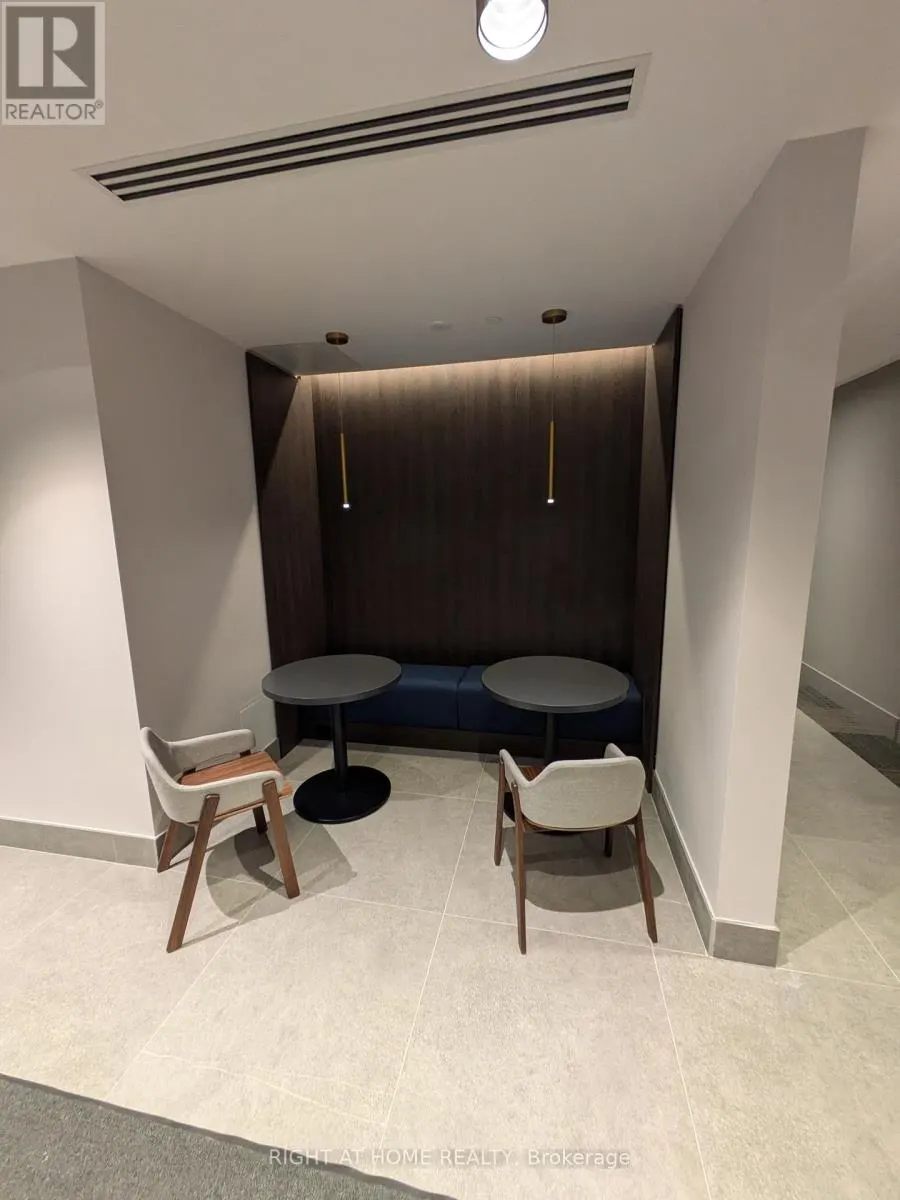 102 - 1440 CLARRIAGE COURT