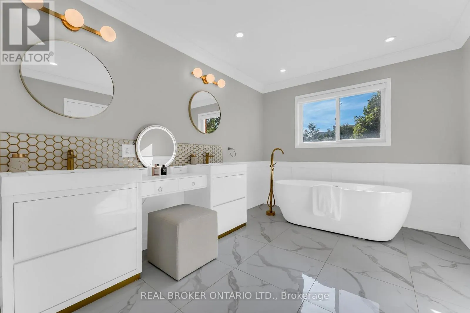 2293 WOODCREST DRIVE