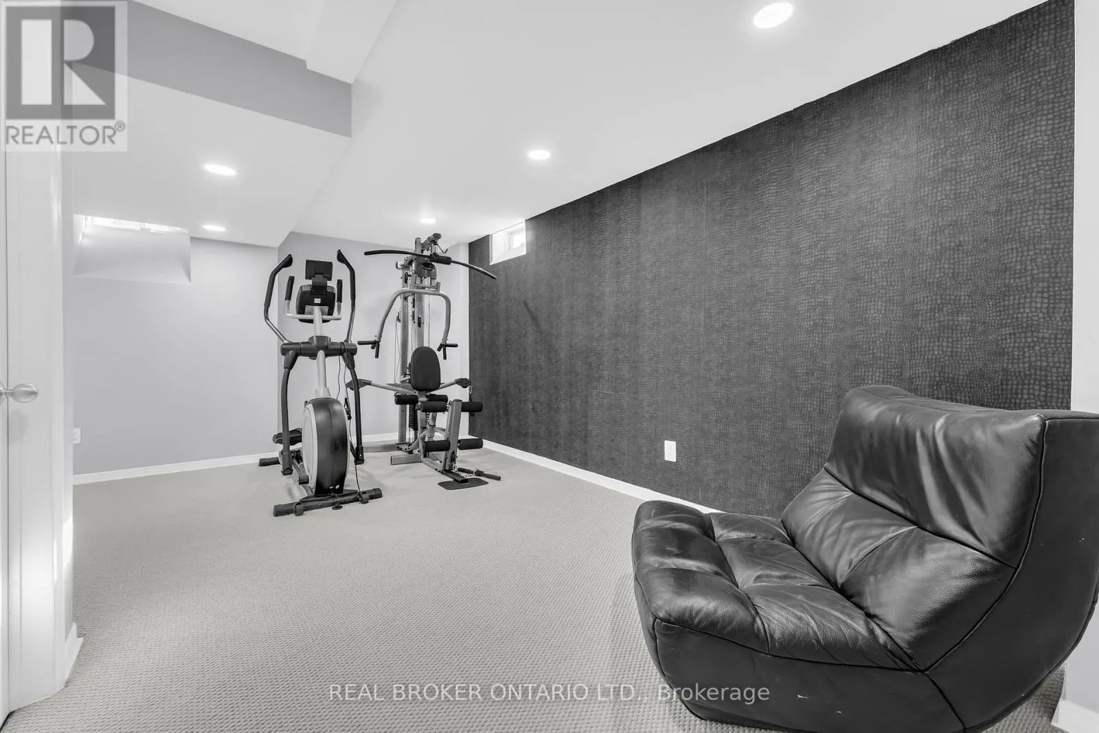 2293 WOODCREST DRIVE