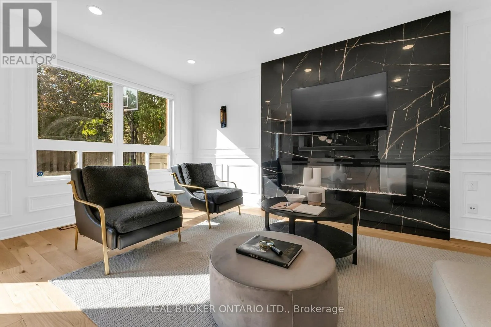 2293 WOODCREST DRIVE