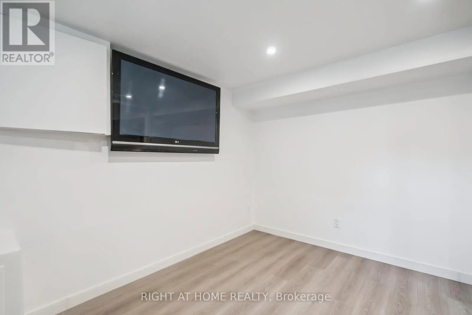 2343 MOUNTAINSIDE DRIVE