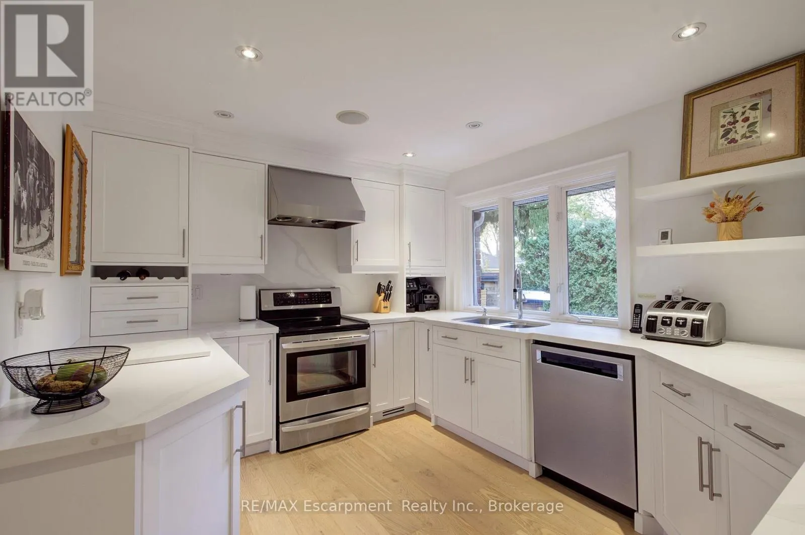 794 FALCON BOULEVARD