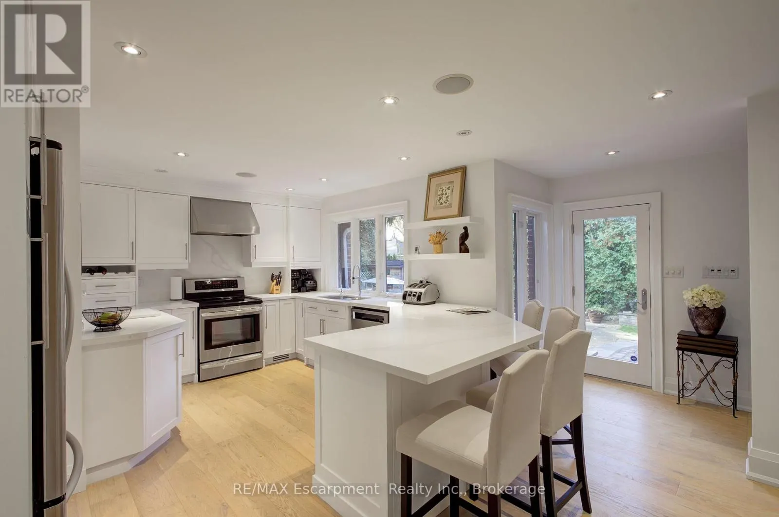 794 FALCON BOULEVARD