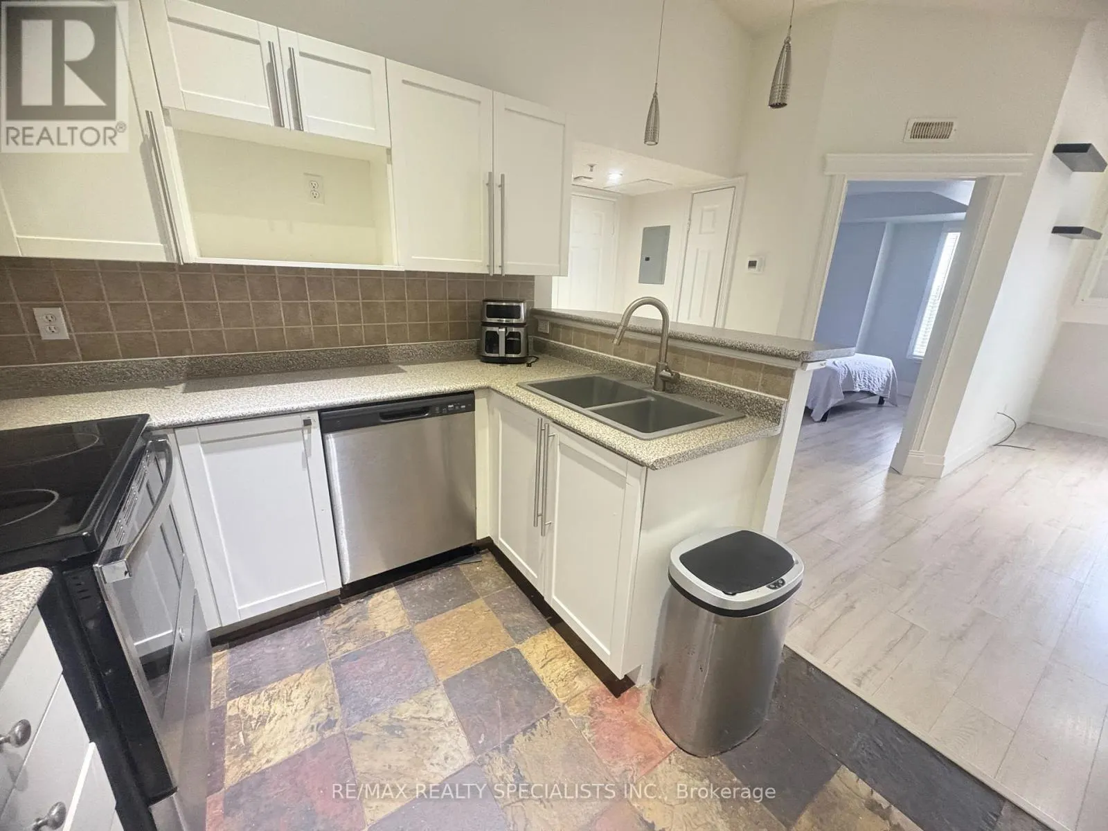 406 - 1440 BISHOPS GATE