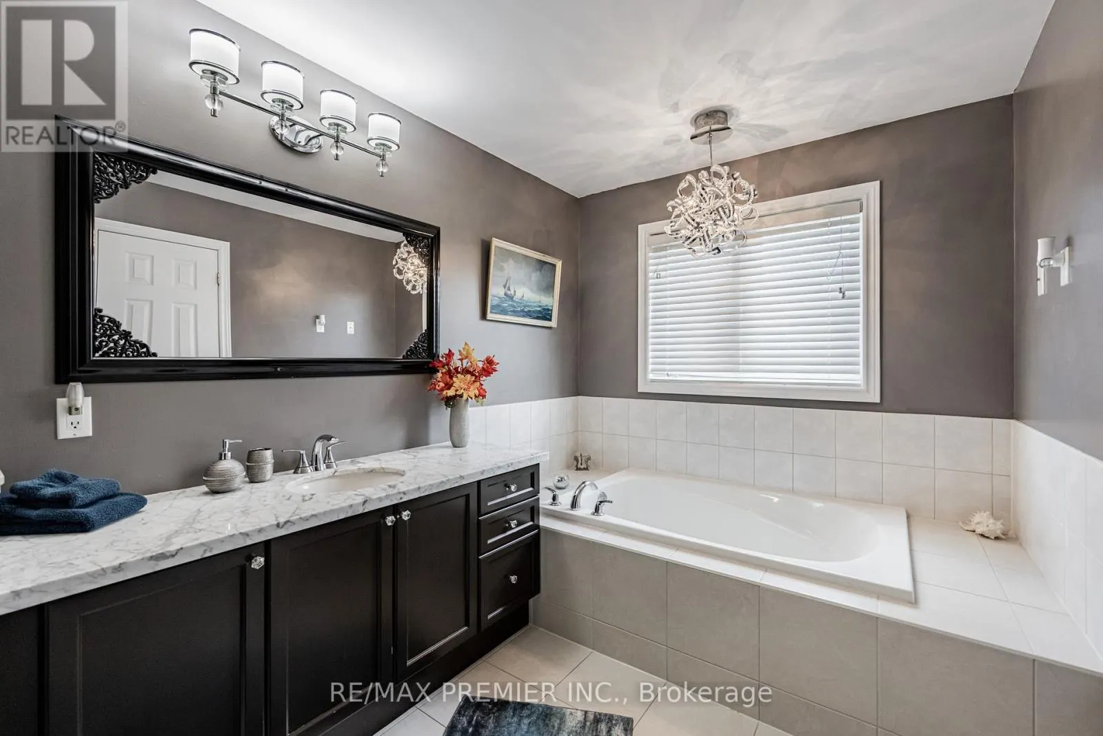 935 TRANSOM CRESCENT