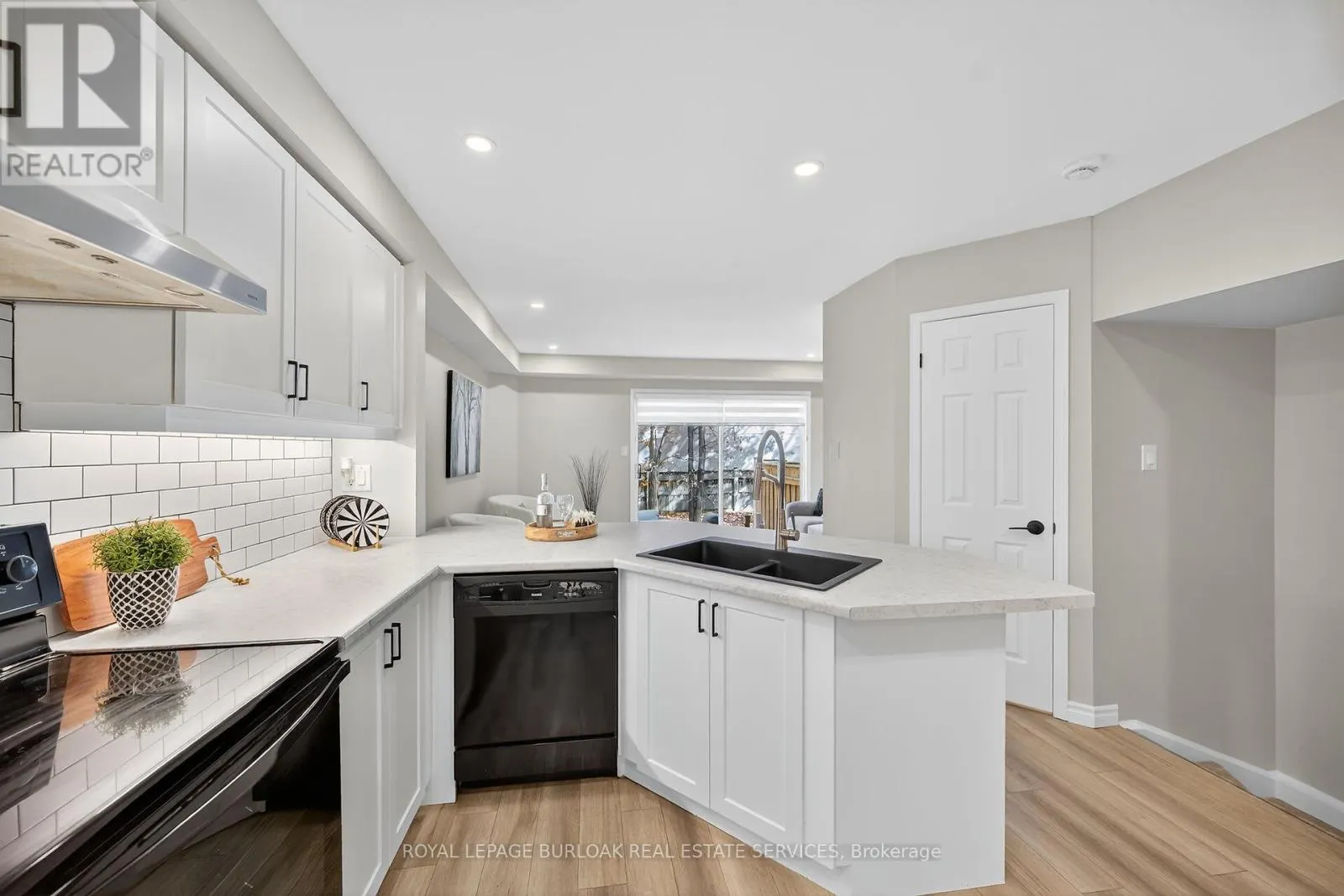 28 - 2015 CLEAVER AVENUE