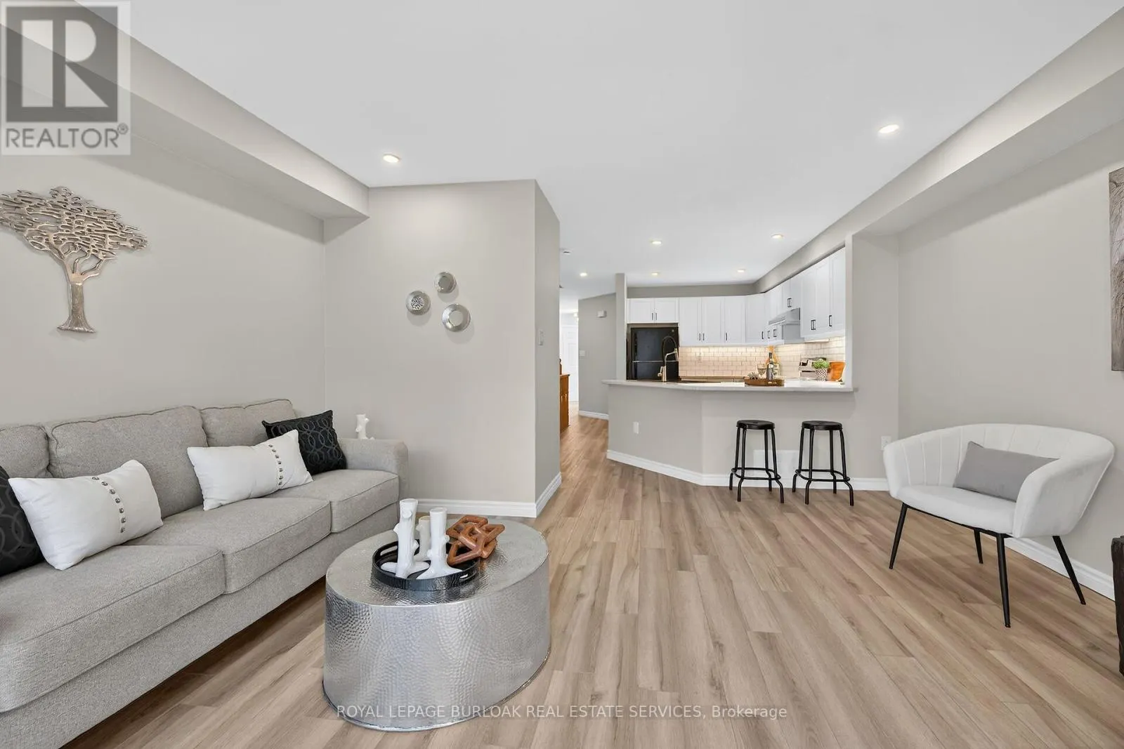 28 - 2015 CLEAVER AVENUE