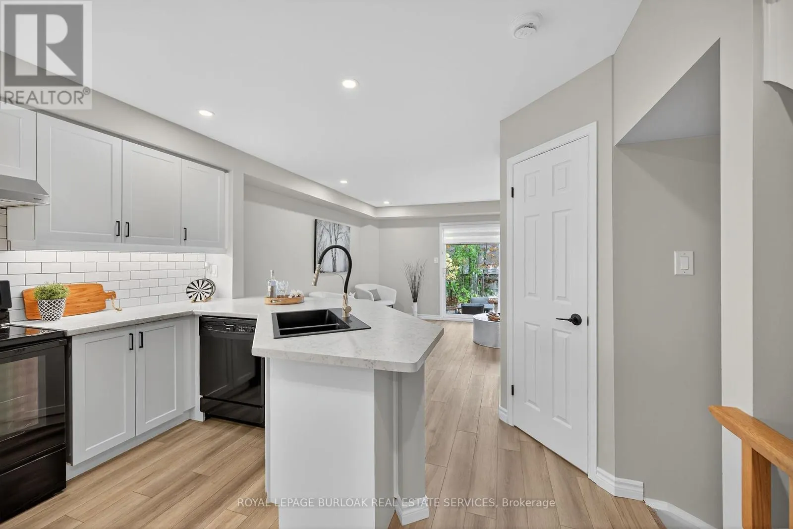 28 - 2015 CLEAVER AVENUE