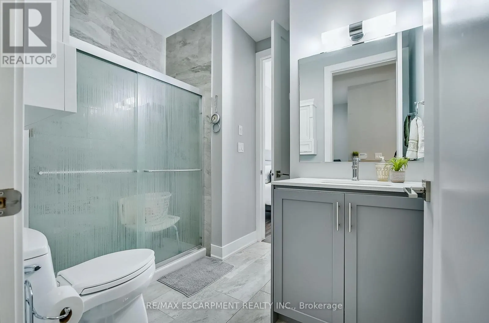 103 - 4040 UPPER MIDDLE ROAD