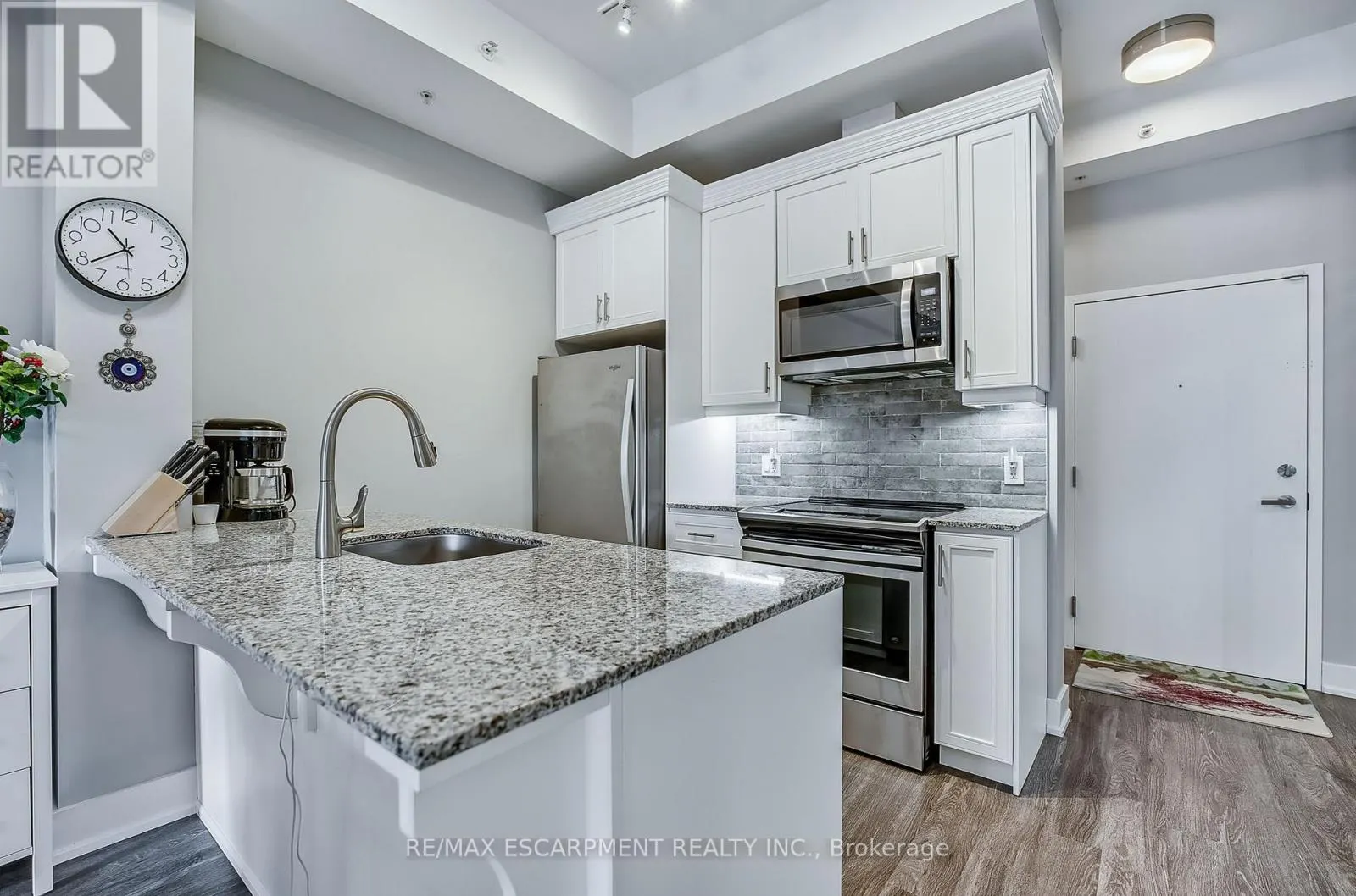 103 - 4040 UPPER MIDDLE ROAD