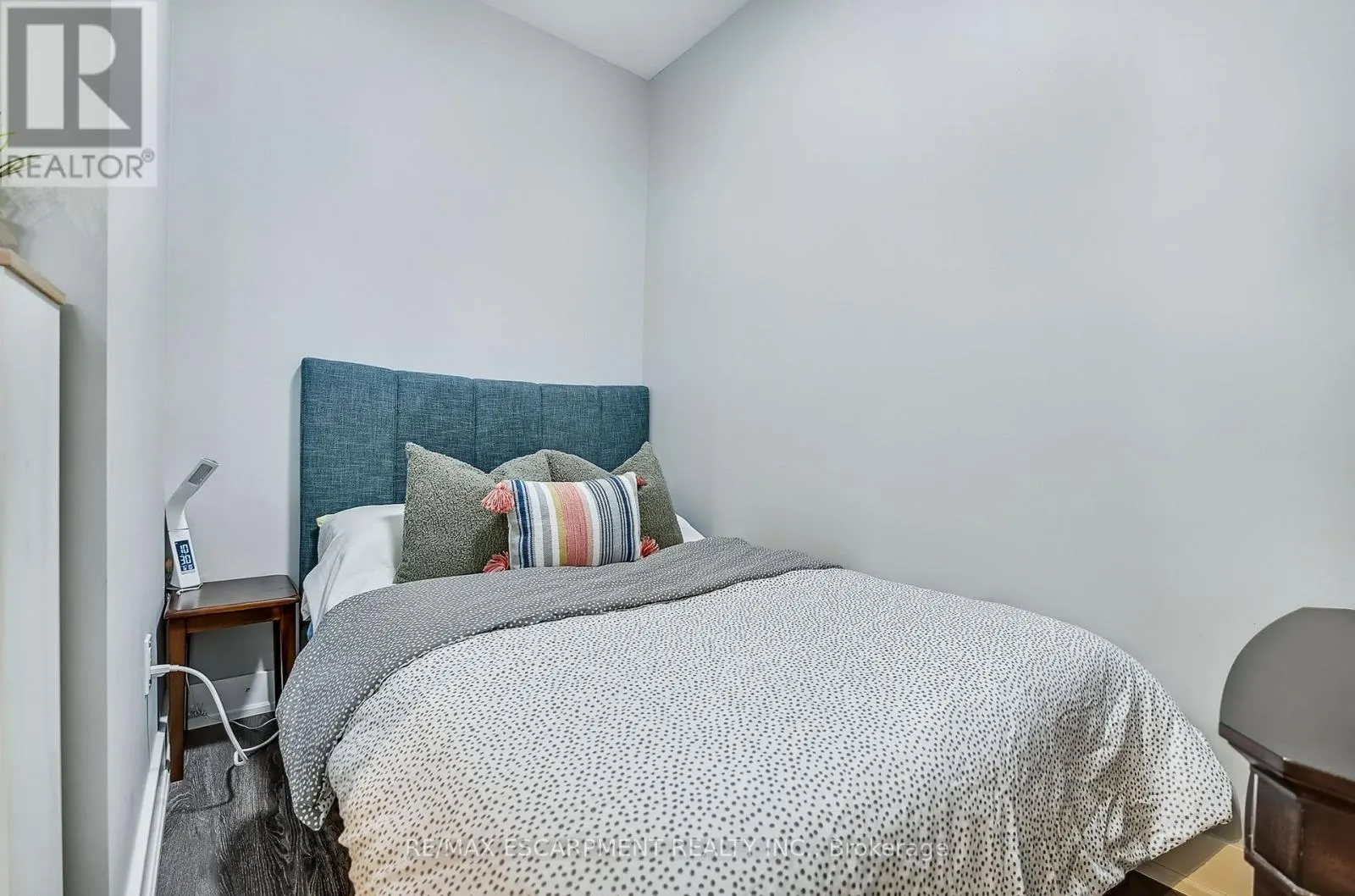 103 - 4040 UPPER MIDDLE ROAD