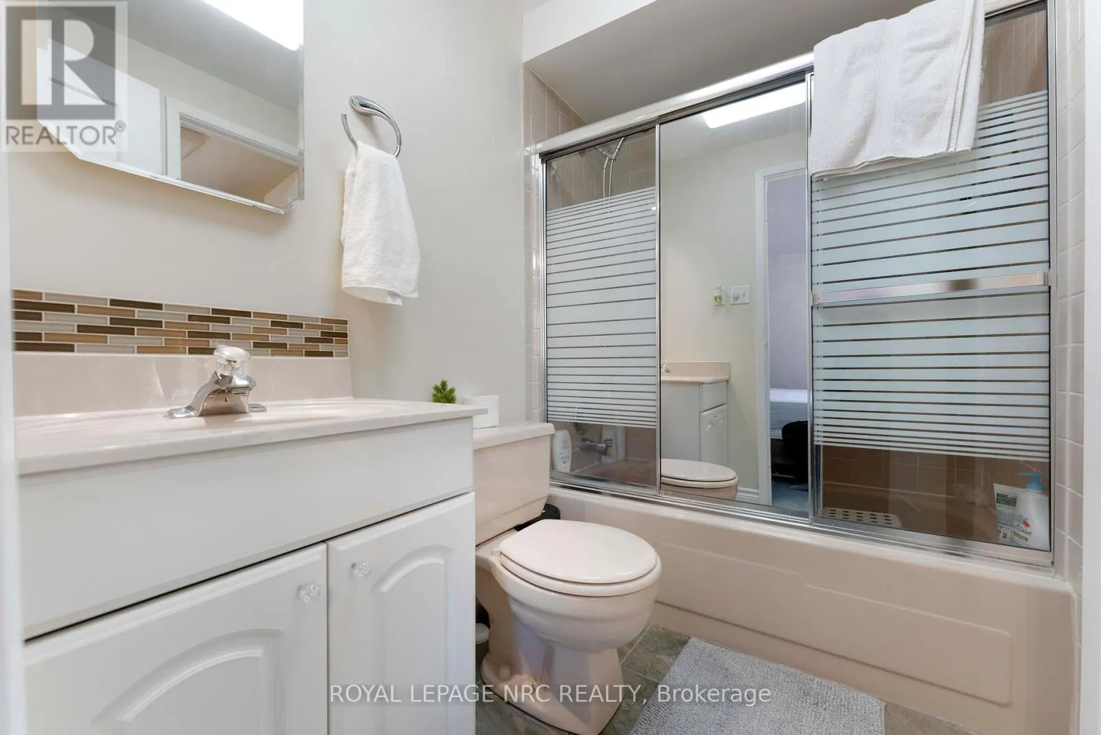 4 - 2232 UPPER MIDDLE ROAD, #4