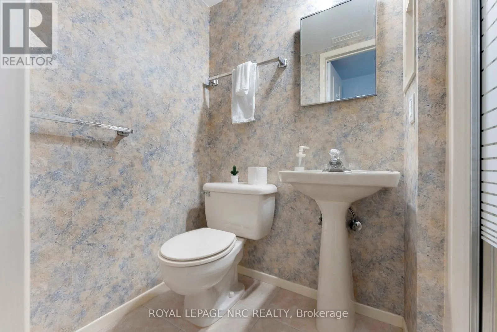 4 - 2232 UPPER MIDDLE ROAD, #4