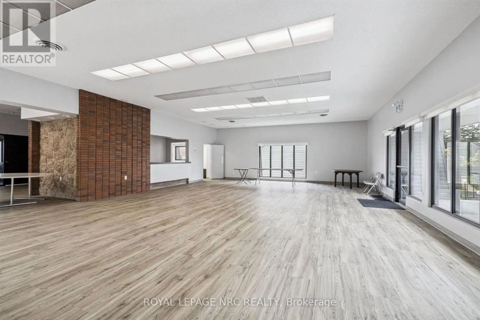 4 - 2232 UPPER MIDDLE ROAD, #4