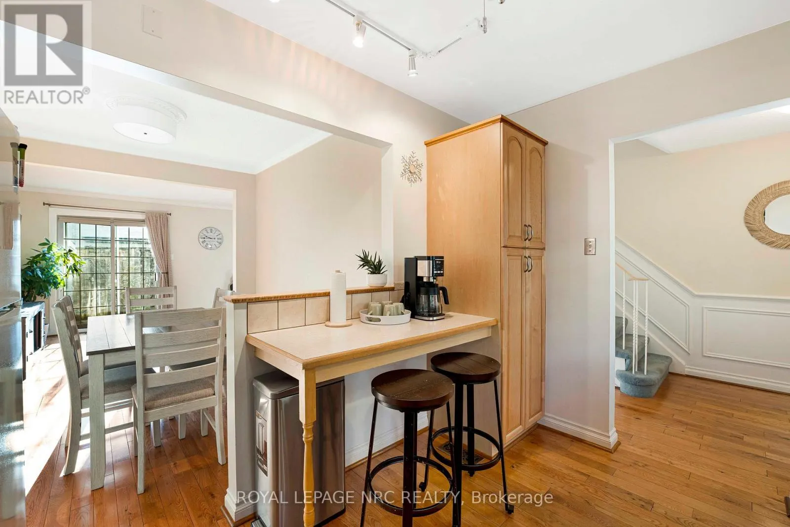 4 - 2232 UPPER MIDDLE ROAD, #4