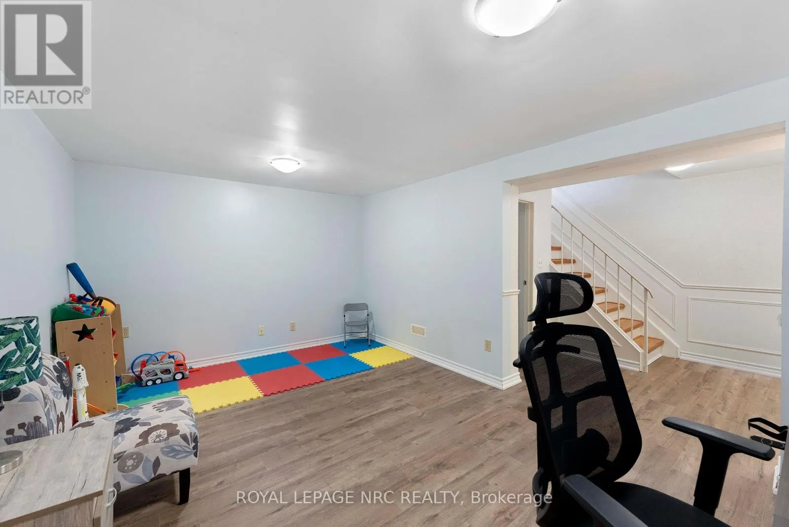 4 - 2232 UPPER MIDDLE ROAD, #4