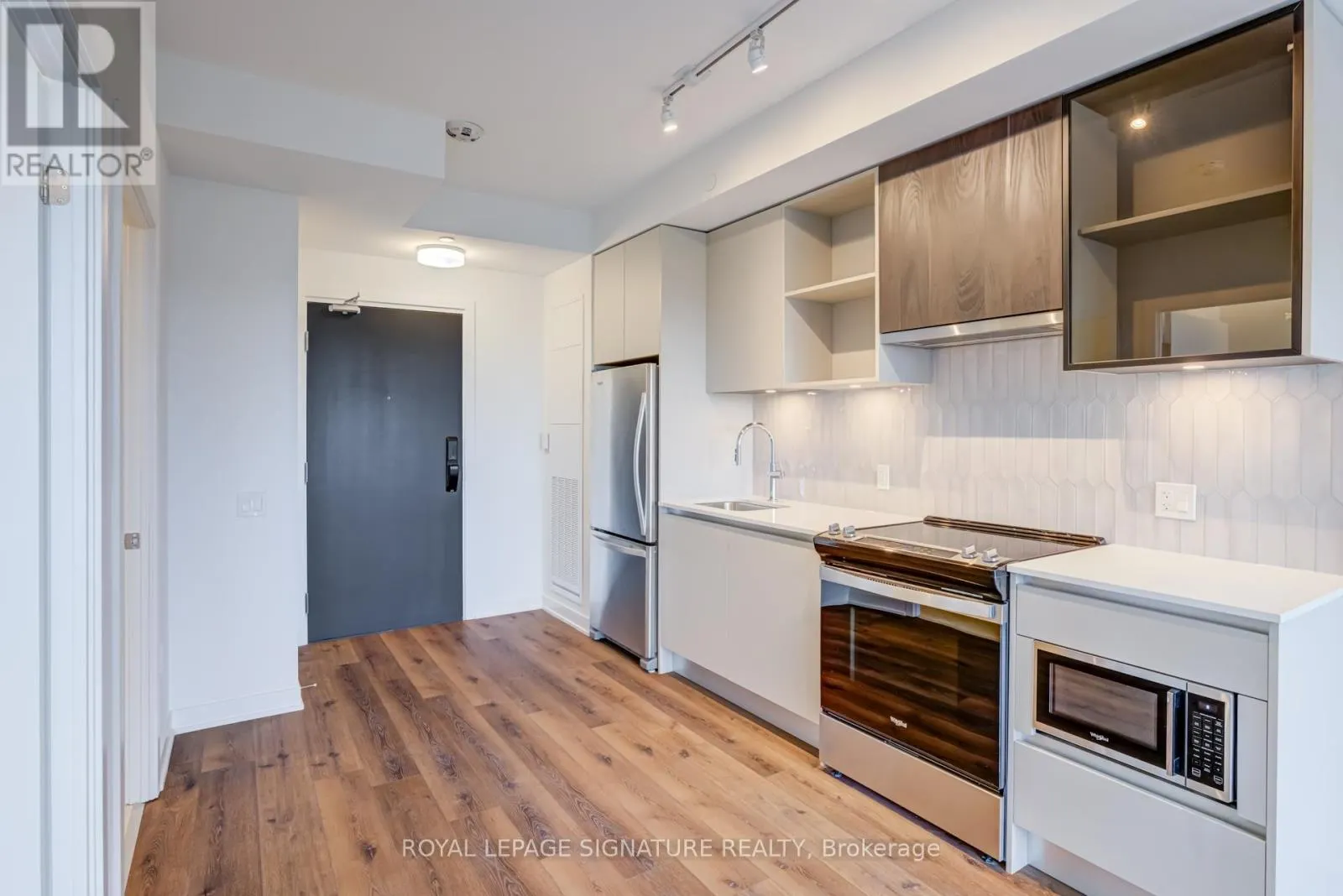 631 - 395 DUNDAS STREET W