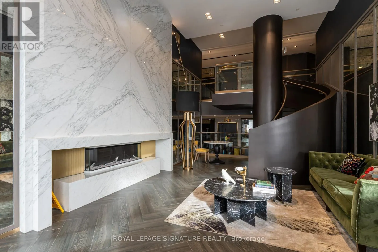 631 - 395 DUNDAS STREET W