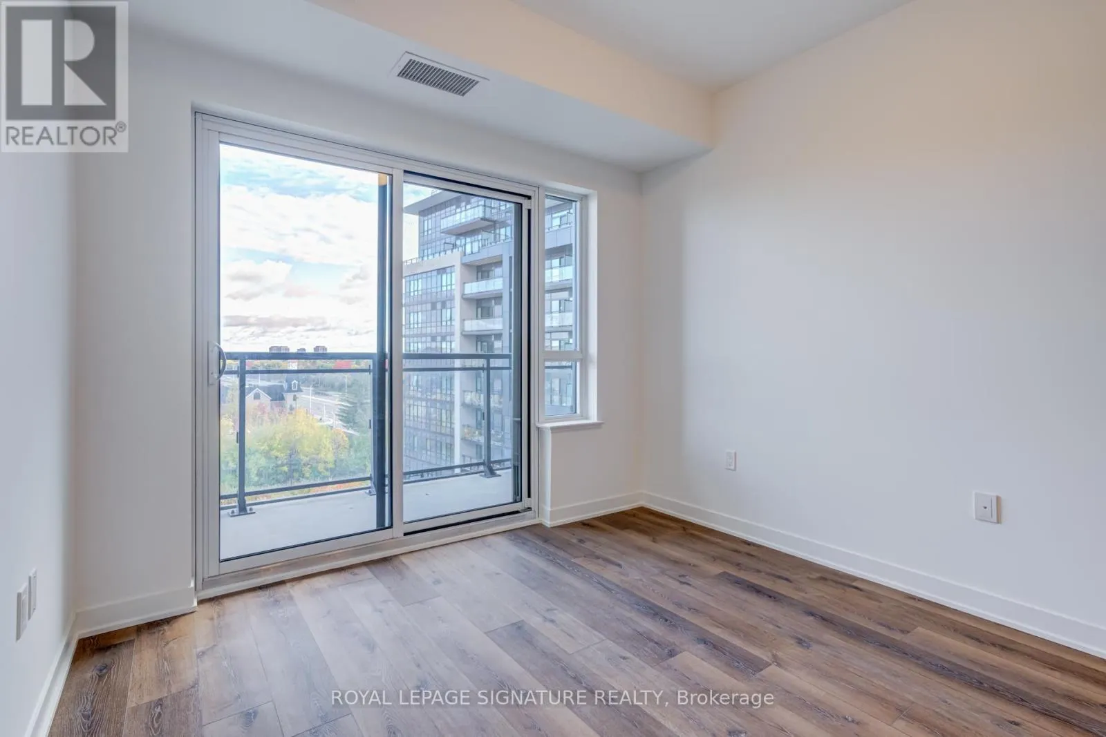 631 - 395 DUNDAS STREET W