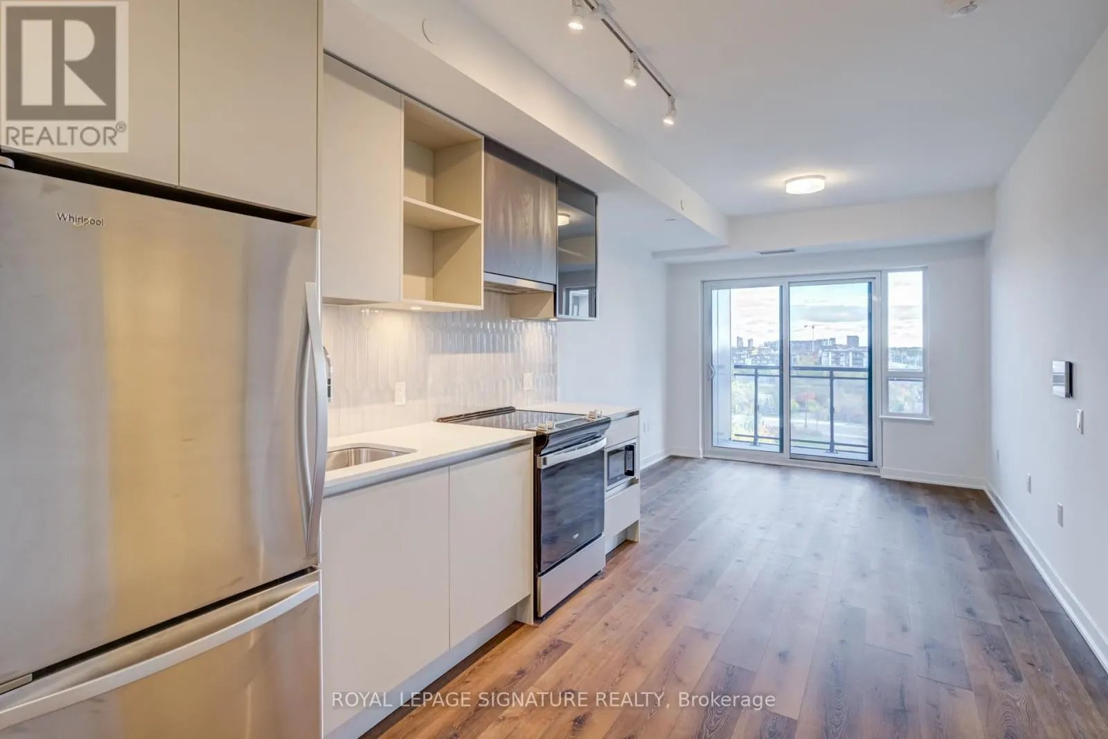 631 - 395 DUNDAS STREET W