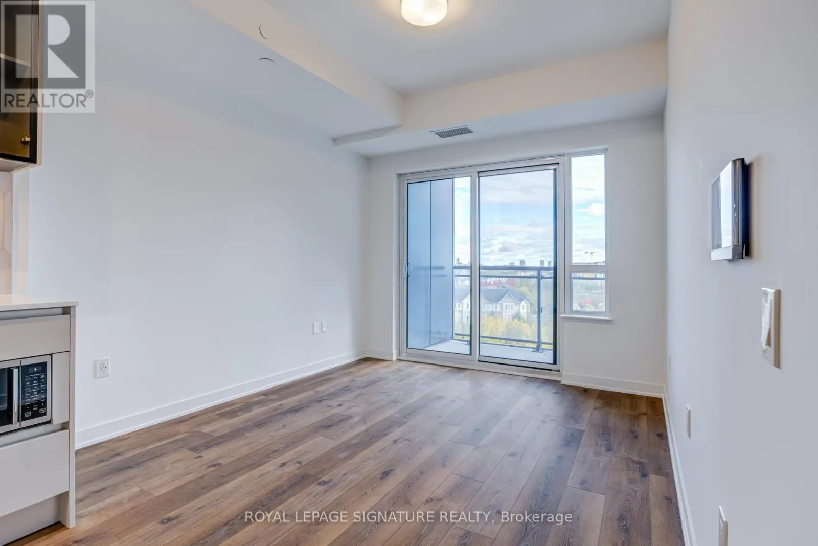 631 - 395 DUNDAS STREET W