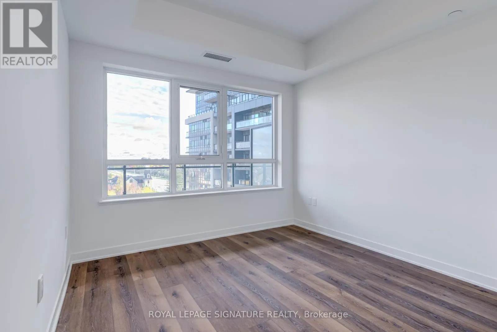 631 - 395 DUNDAS STREET W