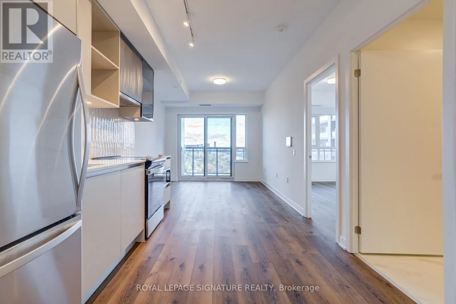 631 - 395 DUNDAS STREET W