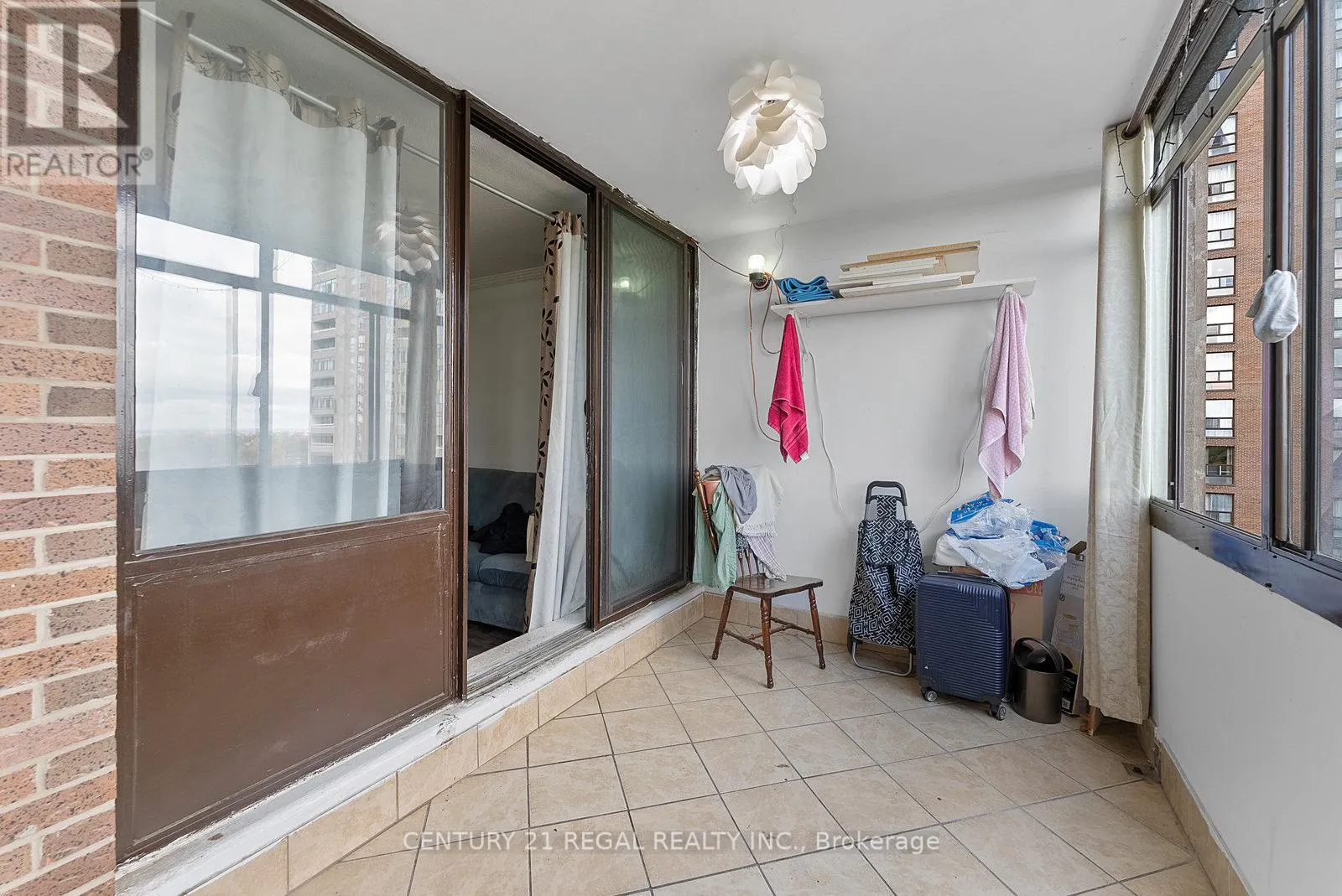 1009 - 18 KNIGHTSBRIDGE ROAD