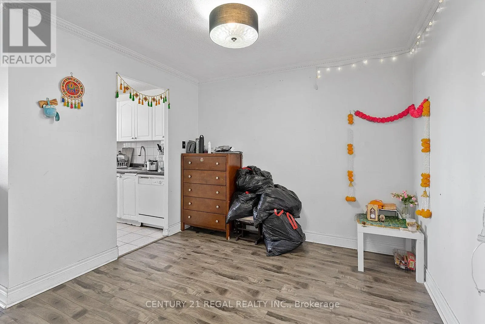 1009 - 18 KNIGHTSBRIDGE ROAD