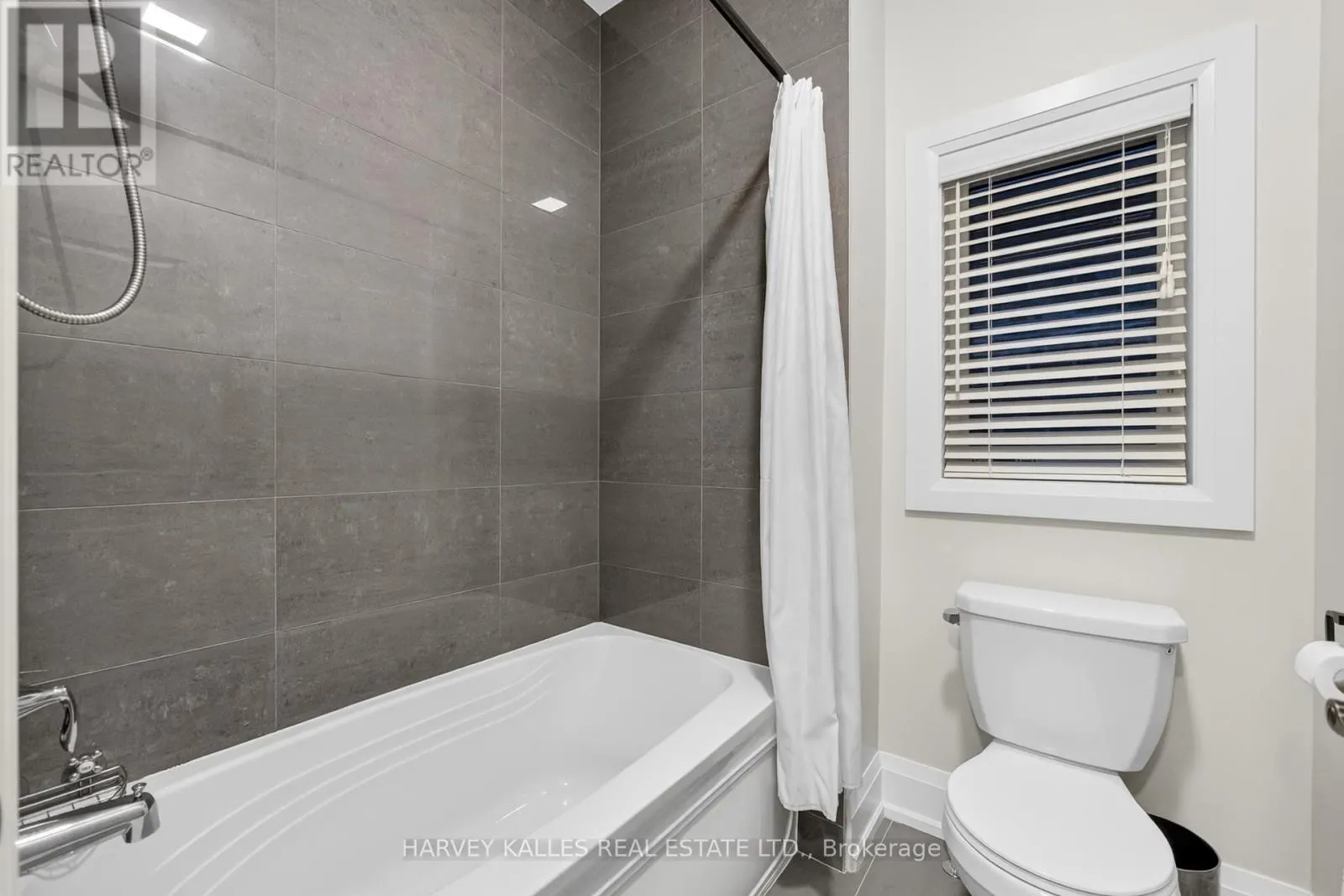 73 WEST BRANCH DRIVE W