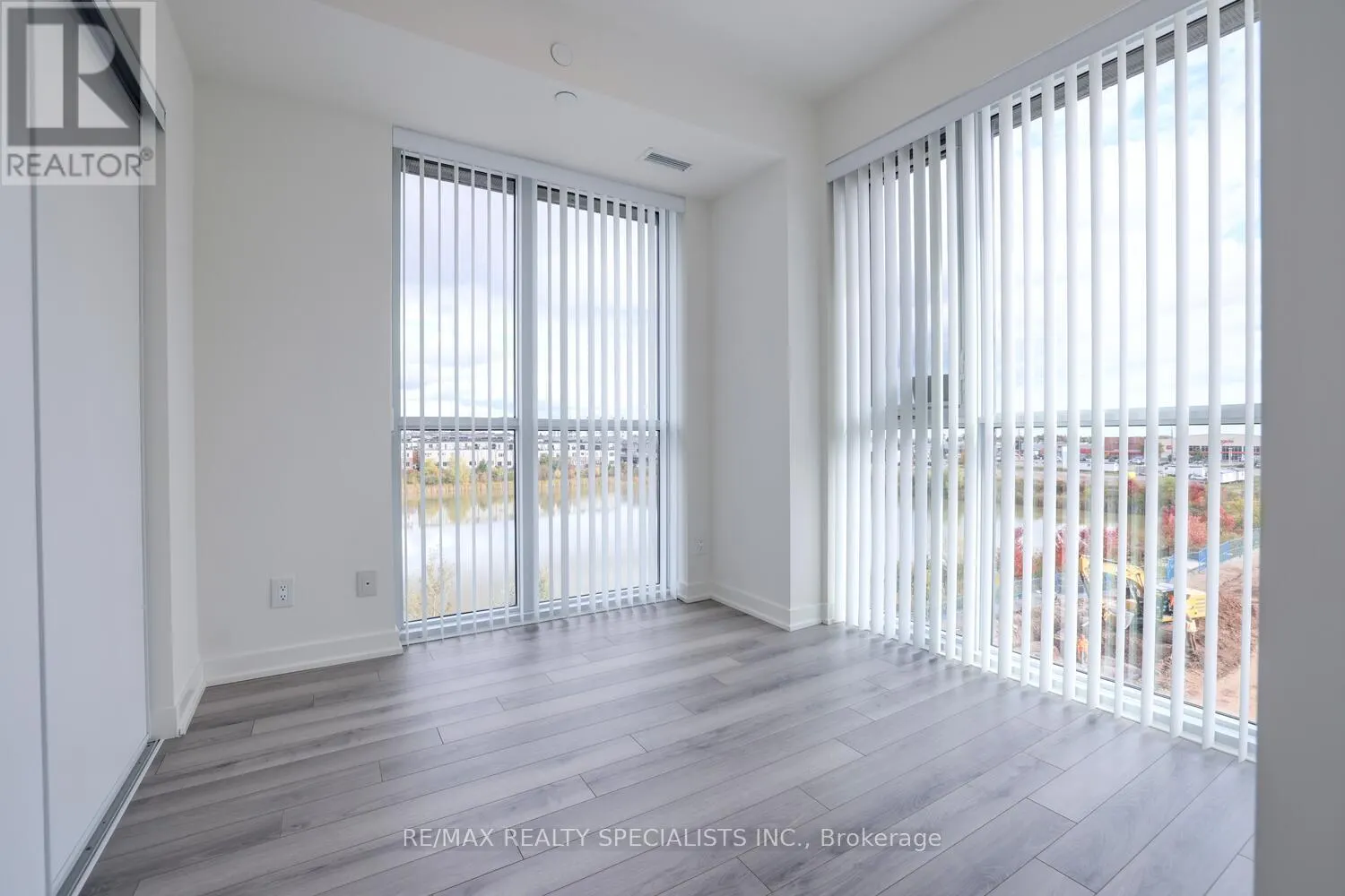 405 - 3071 TRAFALGAR ROAD