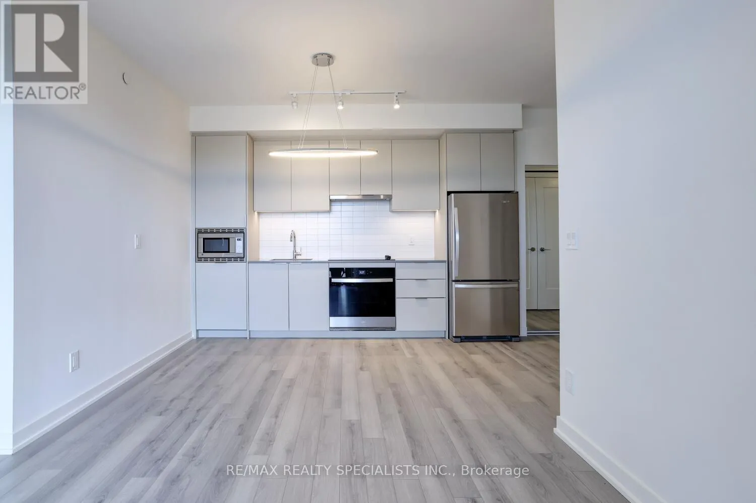 405 - 3071 TRAFALGAR ROAD