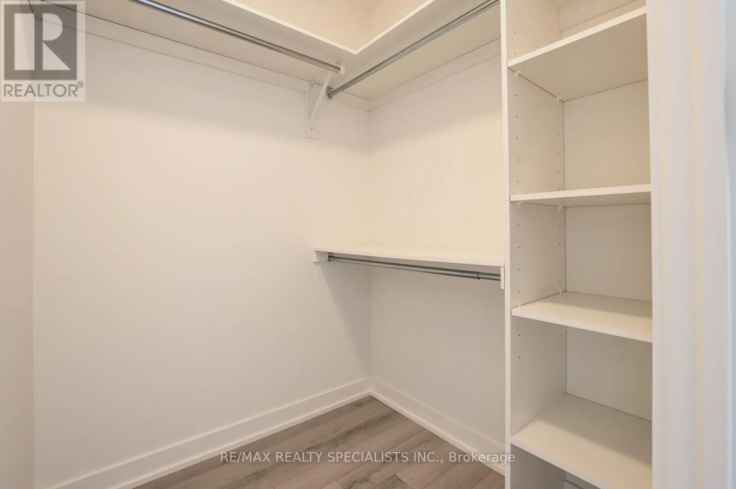 405 - 3071 TRAFALGAR ROAD