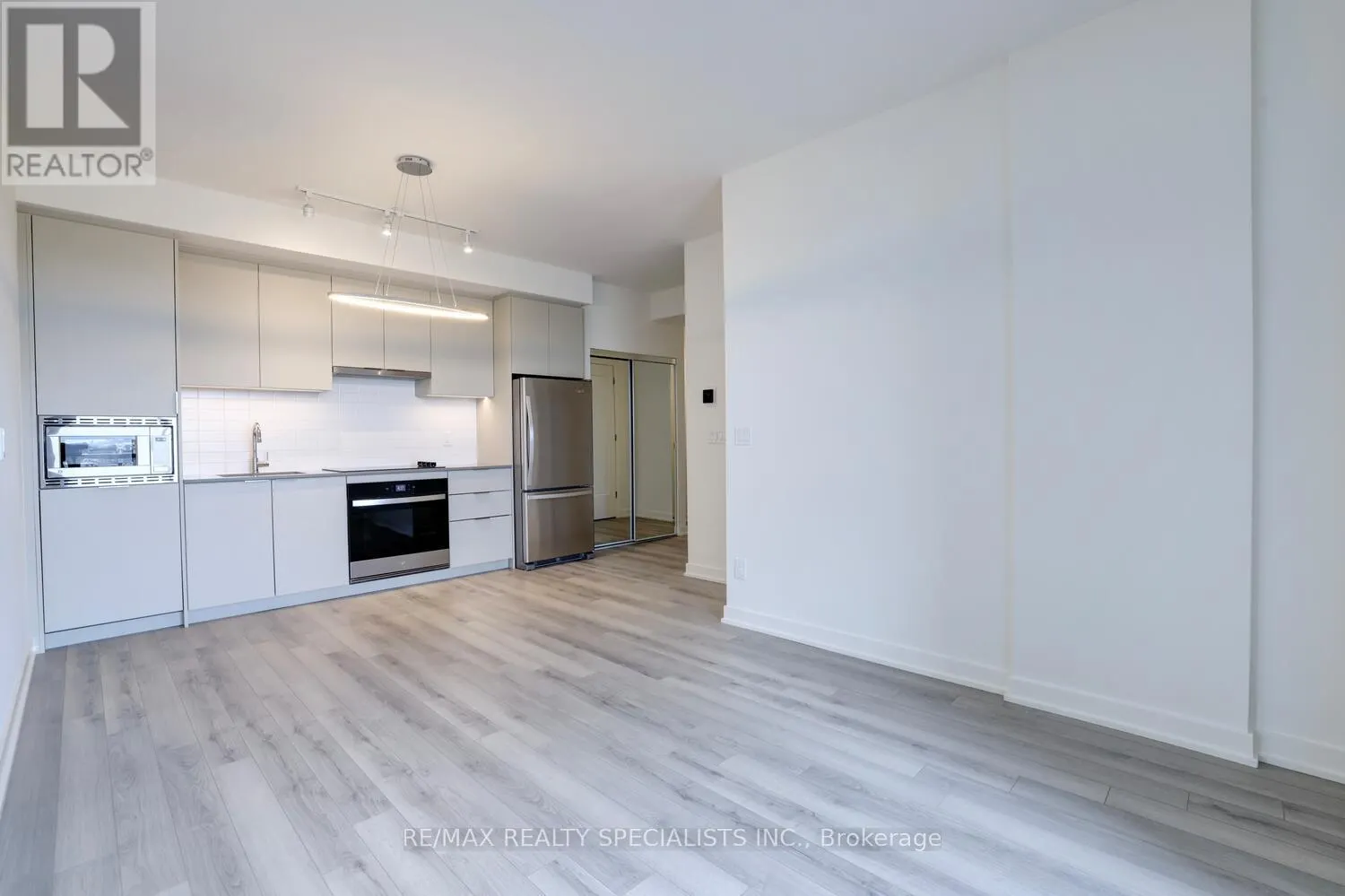 405 - 3071 TRAFALGAR ROAD