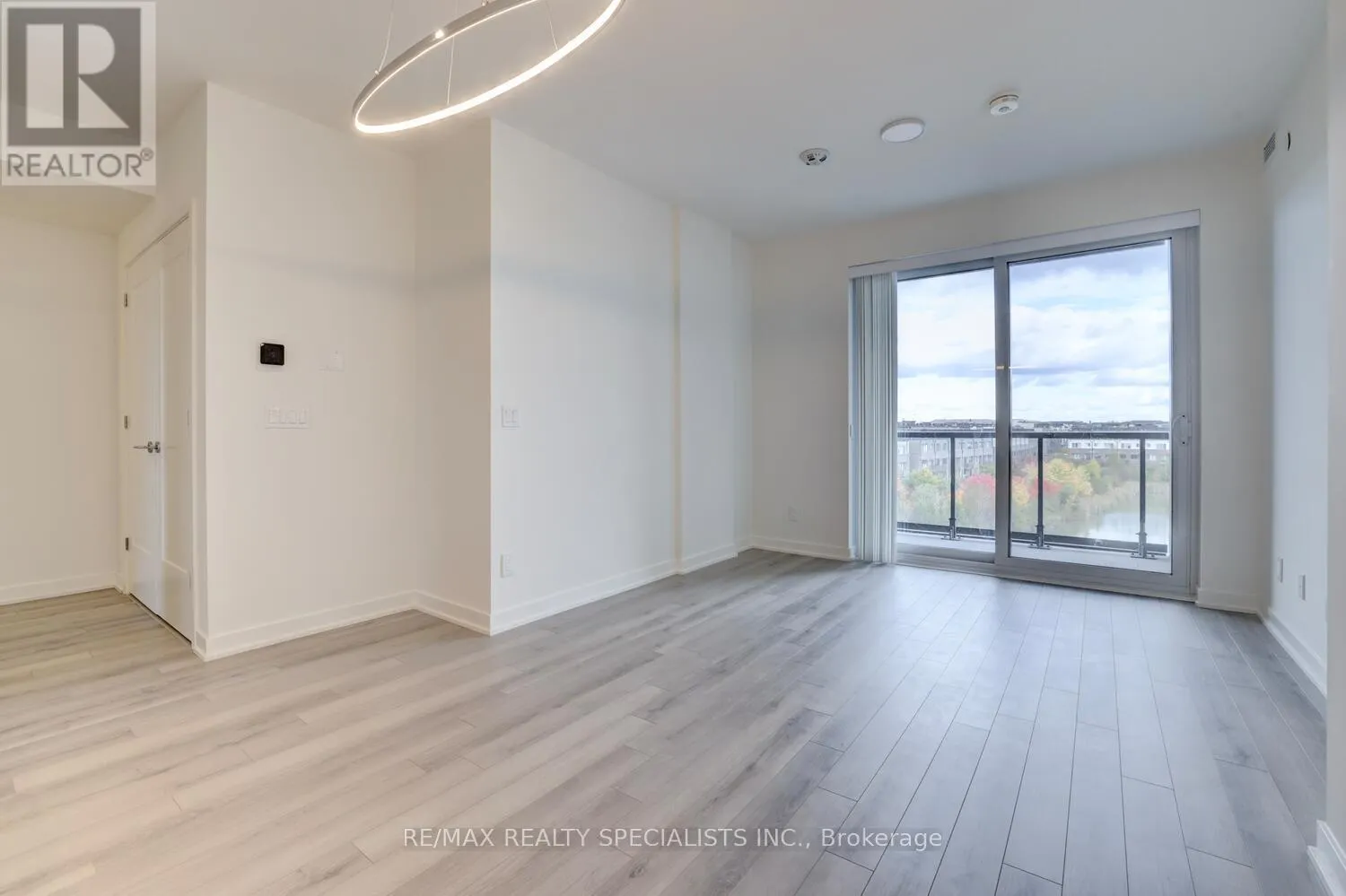 405 - 3071 TRAFALGAR ROAD