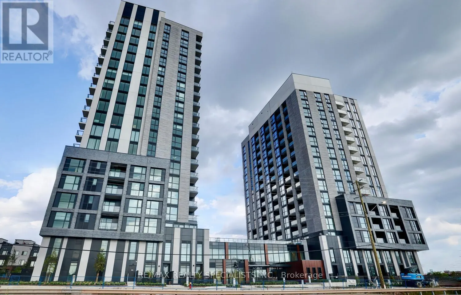 405 - 3071 TRAFALGAR ROAD