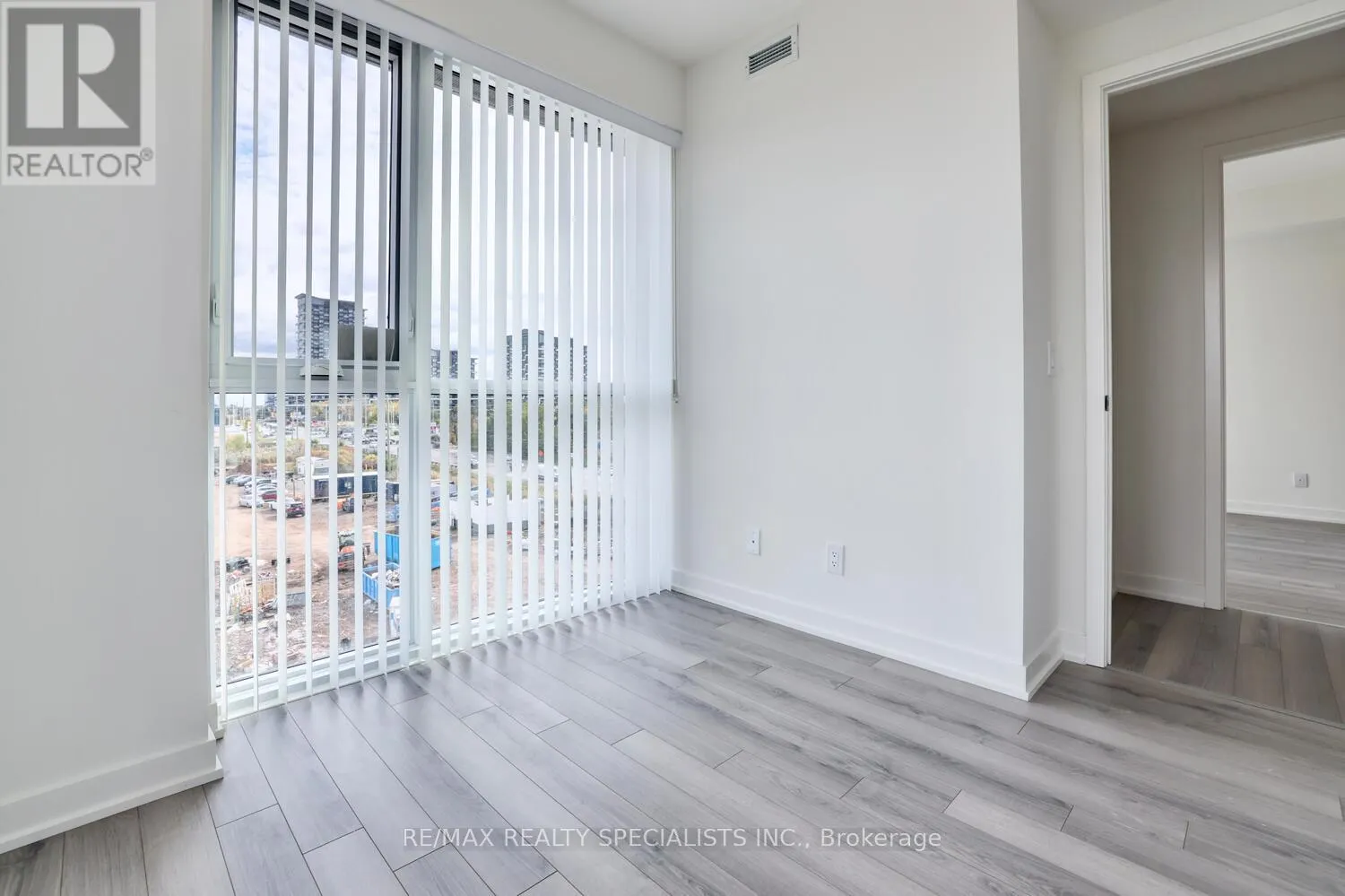 405 - 3071 TRAFALGAR ROAD