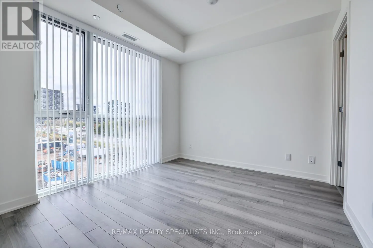 405 - 3071 TRAFALGAR ROAD