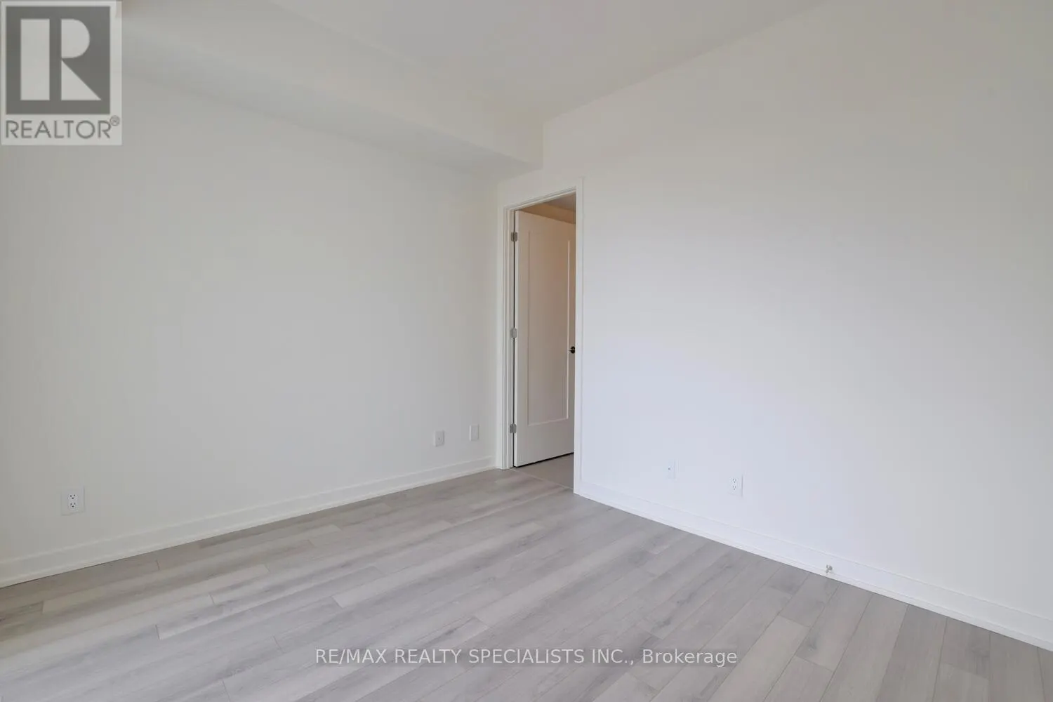 405 - 3071 TRAFALGAR ROAD