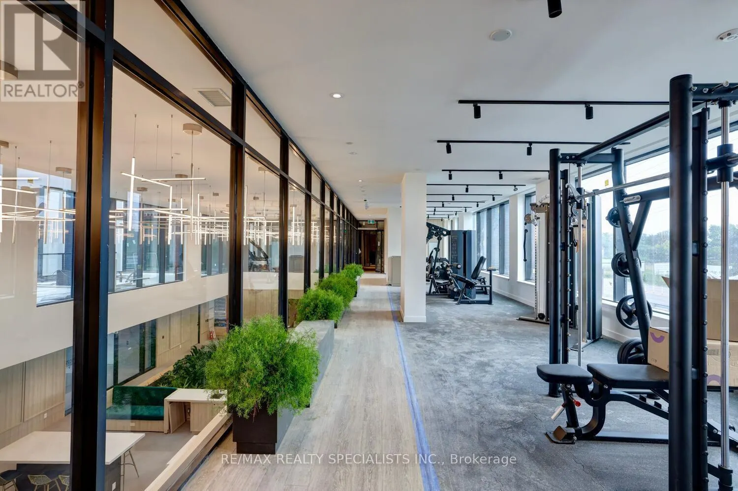 405 - 3071 TRAFALGAR ROAD