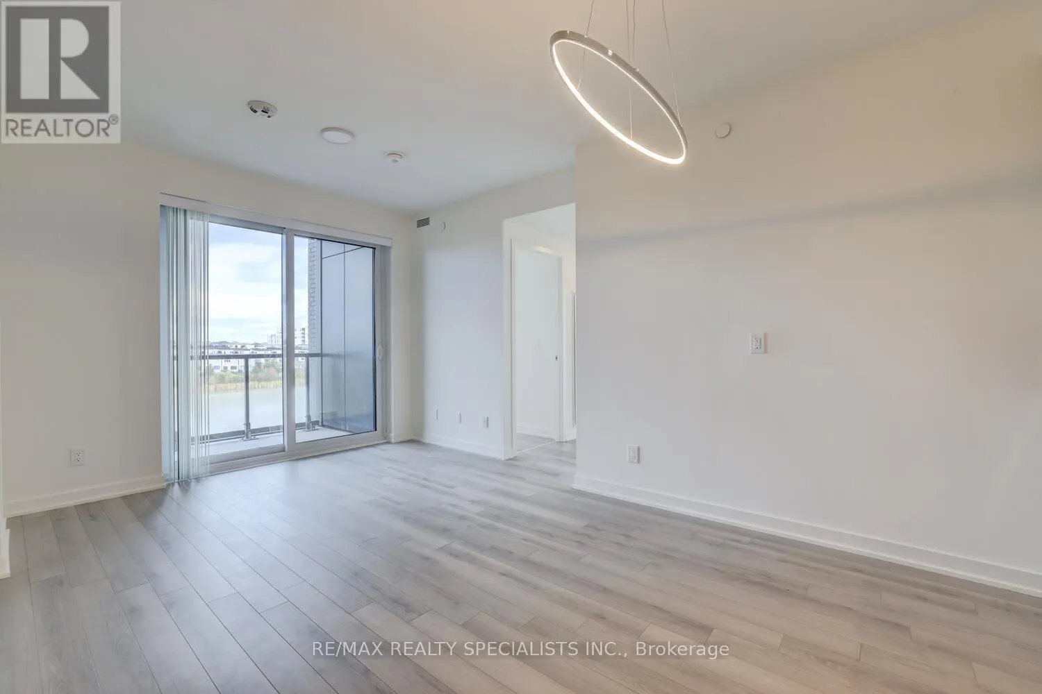 405 - 3071 TRAFALGAR ROAD