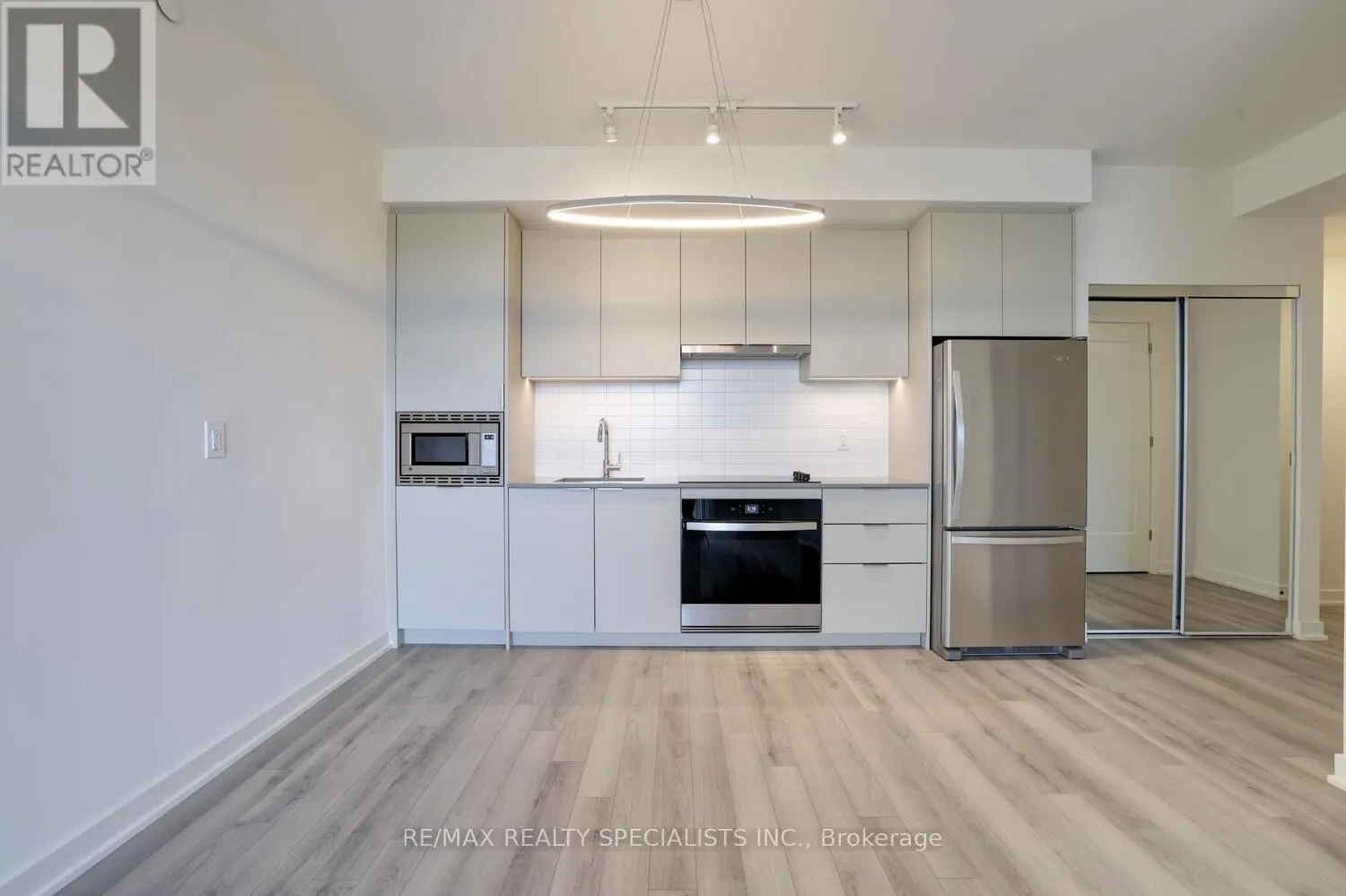 405 - 3071 TRAFALGAR ROAD