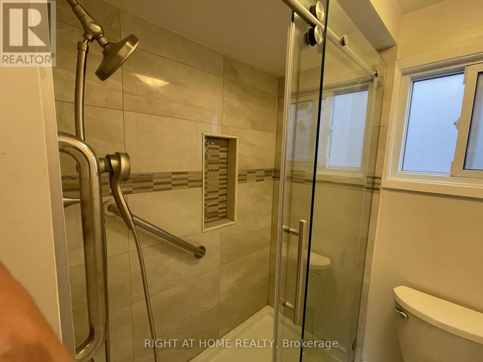 UPPER UNIT - 139 RIVERVIEW STREET